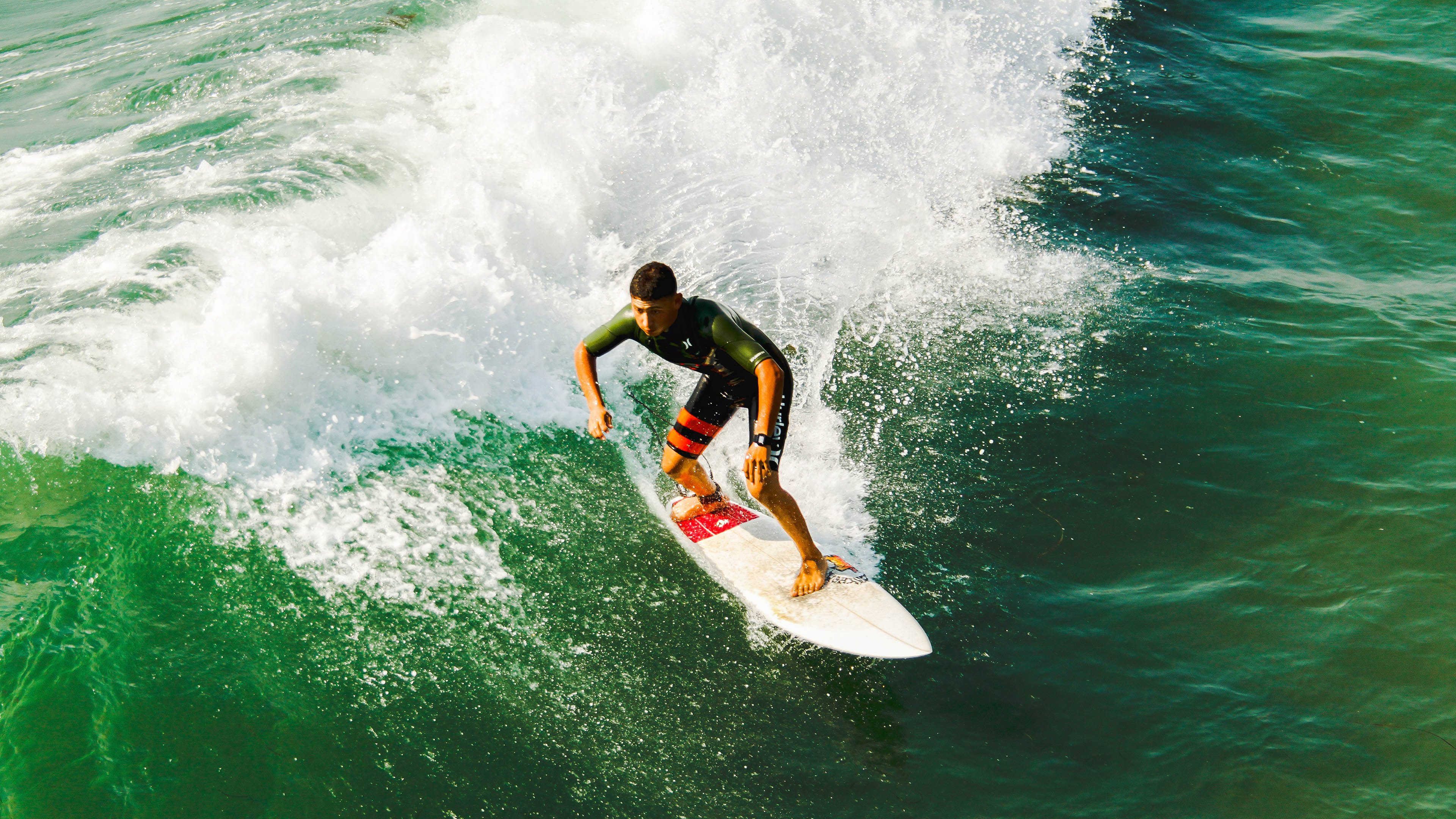 开云体育官网-双星闪耀,绿茵场的团队凯歌与羽毛球场的不屈之舞
